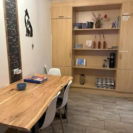 Stylisches Apartment, Free Wlan, Mit 4-5 Betten